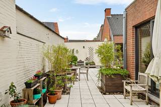 In een rustige straat in het hart van Merksem bevindt zich deze statige woning met 21m gevelbreedte. Deze uitstekend onderhouden woning heeft een bewoonbare oppervlakte van ongeveer 260 m²!<br /><br />De woning is uiterst centraal doch rustig gelegen! Zo vind je vlakbij verschillende winkels, scholen, openbaar vervoer en belangrijke invalswegen richting Antwerpen. Tegelijk woon je hier in een aangename buurt waar rust en bereikbaarheid hand in hand gaan.<br /><br />We betreden de woning via een verzorgde inkomhal met gastentoilet. Achter de linkse garagepoort treffen we 6 verhuurde autostaanplaatsen, met een aantrekkelijke huuropbrengst. De buurt heeft een structureel tekort aan parking, dus er zijn altijd voldoende kandidaten om te huren. De rechtse garagepoorten zijn privatief voor de woning, hier treffen we ook een praktische wasberging. <br /><br />Via de trap komen we in de hal met vestiaire die toegang geeft tot de eerste verdieping. Hier is de royale leefruimte van ca. 59 m² met parketvloer en open haard gelegen. Dankzij de grote raampartijen geniet deze ruimte van veel natuurlijke lichtinval en een mooi zicht op het zonnige terras. Aansluitend bevindt zich de eetkamer, eveneens met toegang naar buiten.<br /><br />De ruime keuken is volledig uitgerust en voorzien van alle comfort, waaronder een gasvuur, oven, microgolfoven, dampkap en koelkast met diepvriesvak.<br /><br />Op deze verdieping bevinden zich nog 3 slaapkamers van respectievelijk 17 m², 17 m² en 16 m². Twee slaapkamers geven rechtstreeks uit op het ruime terras van ca. 83 (!) m².<br />Verder beschikt de woning over een badkamer met dubbele lavabo, ligbad met douchefunctie, een aparte douchekamer en een extra toilet.<br /><br />Pluspunten:<br />+ Zeer ruime / goed onderhouden woning met veel lichtinval<br />+ Gigantische garage/opslagruimte van ca. 204 m² met 6 verhuurde autostaanplaatsen.<br />+ privatieve dubbele garage en bergingen aanwezig<br />+ Groot zonneterras van ca. 83 m² met VOLLEDIGE PRIVACY<br />+ 3 slaapkamers<br />+ Gunstig EPC<br />+ Rustige ligging nabij winkels, scholen en openbaar vervoer<br />+ Vlotte verbinding naar Antwerpen en belangrijke invalswegen<br /><br />Heeft u interesse in deze woning en wenst u een bezoek ter plaatse in te plannen? Aarzel niet ons te contacteren. Wij zijn bereikbaar via het nummer 03 337 50 70 of info@vbvastgoed.be.