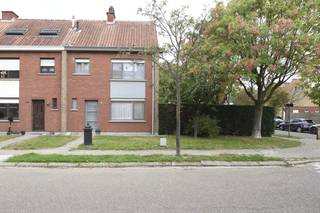 Ben je op zoek naar een woning met potentieel en een aangename tuin? Dan is deze charmante woning precies wat je zoekt!<br />We betreden de woning via de inkomhal met gastentoilet, die toegang biedt tot de gezellige leefruimte met sierhaard en aansluitend de keuken.<br />Achteraan bevindt zich de <strong>veranda</strong>, met zicht op de tuin.<br /><br />De woning beschikt verder over <strong>drie slaapkamers</strong> en een badkamer met alle basiscomfort.<br />De zolderverdieping is bereikbaar via een uittrektrap, maar biedt de mogelijkheid om – mits het plaatsen van een vaste trap – nog extra slaapkamers of hobbyruimte te creëren.<br /><br />De kelder zorgt voor extra opbergruimte, terwijl je buiten beschikt over een aangename tuin met tuinhuis.<br />Daarnaast is er een<strong> garage (3 m x 8 m) met automatische poort</strong>, en is er ruimte voor fietsen of bijkomende opslag.<br /><br />Troeven:
<ul>
<li>Ruime garage met automatische poort</li>
<li>Zonnige tuin met tuinhuis</li>
<li>Zolder met uitbreidingsmogelijkheden</li>
<li>Kelder aanwezig</li>
<li>Rustige, goed bereikbare ligging</li>
</ul>
Een ideale woning voor wie op zoek is naar een solide basis om naar eigen smaak te moderniseren.<br />Contacteer ons vandaag nog voor een bezoek! 03/775.78.79<br />Ben je ook van plan jouw eigendom te verkopen? Maak een afspraak voor een gratis schatting, wij maken er samen een succesverhaal van.