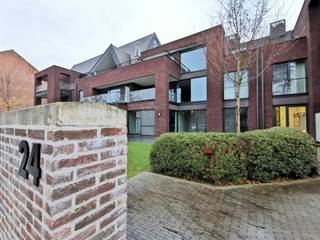 Aan de rand van Brugge en aan ’t Stil-Ende, bevindt zich de stijlvolle en eigentijdse Residentie Isola Bella. Deze residentie combineert modern wooncomfort met een rustige ligging en een vlotte bereikbaarheid. Dankzij de ligging geniet je van de rust van de stadsrand, terwijl het centrum van Brugge en belangrijke invalswegen vlot bereikbaar zijn.<br /><br />Dit aangename gelijkvloersappartement beschikt over twee slaapkamers en een ruime, gezellige leefruimte met een volledig geïnstalleerde, moderne keuken voorzien van een oven, microgolfoven en vaatwasser. Aansluitend aan de keuken bevindt zich een praktische berging met aansluitingen voor een wasmachine en droogkast. De badkamer is uitgerust met een dubbele lavabo, douche, ligbad met douche en toilet. Daarnaast beschikt het appartement over een afzonderlijk gastentoilet.<br />Verder geniet het appartement van een zonnig terras. Dubbele gordijnrails en lichtarmaturen zijn reeds aanwezig, wat zorgt voor extra comfort bij de intrek. Een garagebox kan bovendien worden bijgehuurd, wat zorgt voor extra parkeergemak.<br /><br />Dit appartement geniet uiteraard van het comfort van een hedendaagse residentie: een moderne architectuur, een verzorgde afwerking en een praktische indeling waarbij ruimte en wooncomfort centraal staan. De combinatie van een gelijkvloerse ligging, twee slaapkamers en een privatief terras maakt dit appartement geschikt voor wie vlakbij Brugge wil wonen<br /><br />De ligging aan de rand van Brugge biedt bovendien een mooie balans tussen rustig wonen en stedelijke bereikbaarheid. Je woont in een vernieuwde woonomgeving, maar blijft dichtbij het centrum en de dagelijkse voorzieningen. Brugge biedt daarnaast een uitgebreid aanbod aan winkels, horeca, cultuur, scholen en ontspanningsmogelijkheden.<br /><br />Algemeen:<br />- Huurprijs: € 975,00/maand<br />- Garagebox: €120,00/maand + €5,00 /maand gemeenschappelijke kosten<br />- Gemeenschappelijke kosten: € 110,00/maand<br />- Vrij vanaf: 01/10/2026<br /><br />Een bijzonder aantrekkelijk appartement voor wie op zoek is naar hedendaags wooncomfort, een aangename buitenruimte en een uitstekende combinatie van rust en bereikbaarheid aan de rand van Brugge.<br /><br />De snelste manier om een bezoek te brengen aan dit pand? Vraag je bezoek aan via de roze knop op onze website (www.dewaele.com) en je wordt gecontacteerd door onze verhuurexpert.<br /><br />Telefonisch kunnen er geen afspraken gemaakt worden. Bij andere vragen kun je ons telefonisch contacteren via 050 444 999.<br /><br />Deze AI-visualisaties zijn bedoeld als inspiratie. Er werd geen rekening gehouden met technische specificaties, stedenbouwkundige voorschriften of de concrete mogelijkheden tot realisatie.