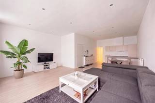 <p><span>Op zoek naar een ruim en instapklaar appartement op een supercentrale locatie? Dan zit je hier helemaal goed. Dit appartement combineert een grote, lichtrijke leefruimte met twee slaapkamers, een gezellig terrasje en een praktische indeling. Dankzij de hoge plafonds, het vele natuurlijke licht en de gunstige EPC-score, woon je hier bovendien bijzonder comfortabel.</span></p><p><span> </span></p><p><span>Licht, ruimte &amp; comfort</span></p><p><span>Via de verzorgde gemeenschappelijke inkomhal bereik je het appartement op de eerste verdieping. Je komt binnen in de ruime leefruimte met open keuken, waar het hoge plafond en de grote ramen meteen zorgen voor een heerlijk ruimtelijk gevoel. De combinatie van de lichte parketlaminaatvloer en erker in de leefruimte geven het  een warme, moderne uitstraling. Hier heb je meer dan genoeg plaats voor een gezellige zithoek, een grote eettafel én zelfs een thuiswerkplek.</span></p><p><span>De open keuken sluit mooi aan bij de leefruimte en is praktisch ingericht met een tegelvloer en een handige statafel voor extra comfort. Je beschikt over een ingebouwde oven, dampkap, fornuis, spoelbak en voldoende kastruimte. Dankzij de open indeling blijf je tijdens het koken altijd verbonden met je gasten of gezin.</span></p><p><span> </span></p><p><span>Rustige slaapkamers &amp; strak sanitair</span></p><p><span>Achteraan het appartement bevinden zich de twee slaapkamers, allebei rustig gelegen. De eerste slaapkamer kan perfect ingevuld worden naar eigen noden(slaapkamer, dressing,bureau) en  geeft rechtstreeks uit op het gezellige terrasje achteraan. Een fijne plek voor een koffietje in de ochtend of een apero na het werk. De tweede kamer is een volwaardige slaapkamer. De badkamer is strak en modern ingericht met een ruime douchecabine, lavabo met praktische onderkast en onderhoudsvriendelijke betegeling in zachte tinten. Verder heb je nog een apart gastentoilet met handenwasser én een technische ruimte met aansluiting voor was-droogmachine.  Veel spullen om op te bergen?  Er is nog een extra bergruimte voorzien in de kelder.</span></p><p><span> </span></p><p><span>Alles dichtbij in Deurne-Zuid</span></p><p><span>Je woont hier aan de Herentalsebaan vlakbij Deurne-Zuid, een buurt waar alles in de nabijheid ligt. Winkels, supermarkten, openbaar vervoer, de Zwitserse Apotheek en horeca bevinden zich op wandelafstand. Ook het Rivierenhof en Te Boelaarpark bereik je in enkele minuten, ideaal voor sport, ontspanning of een wandeling in het groen. Dankzij de nabijheid van de Ring en belangrijke invalswegen ben je bovendien snel onderweg naar het centrum of buiten de stad. Niet toevallig behaalt dit adres een uitstekende Mobiscore van 9,5/10.</span></p><p><span> </span></p><p><span>Maatregelenregister: in aanvraag</span></p><p><span> </span></p>