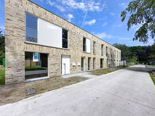 Deze HOB op lot 1 staat reeds ruwbouw-winddicht. GLVLS: inkom, wc, ruime living met ingerichte keuken met eiland en berging. De grote raampartijen...