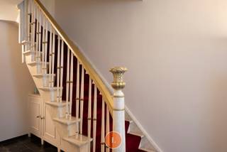 <strong>Karaktervolle herenwoning met veel potentieel </strong>te koop in <strong>centrum</strong> Menen.<br /><br />Deze goed onderhouden, <strong>karaktervolle herenwoning</strong> is gelegen op een centrale, doch rustige locatie en biedt mogelijkheden voor wie op zoek is naar charme, volume en het comfort van een eigen<strong> inpandige garage én lift</strong>.<br /><br />Bij het binnenkomen word je verwelkomt door de<strong> ruime en statige inkomhal met aparte vestiaire</strong>. Deze hal geeft toegang tot de <strong>wasruimte</strong>/bergruimte, extra ruimte die nu wordt ingedeeld als wachtzaal maar kan perfect een <strong>bureauruimte</strong> zijn, en <strong>inpandige garage</strong>. <br /><br />De woning beschikt over <strong>ruime leefruimtes</strong>, <strong>vier volwaardige slaapkamers</strong> en een <strong>badkamer en douchekamer</strong>. Hoewel de woning in goede staat verkeert, vraagt ze om een <strong>modernisatie </strong>om haar volledig naar de standaard van vandaag te brengen, een uitgelezen kans voor wie zijn eigen stempel wil drukken op een uniek pand. De woning is voorzien van deels enkele beglazing en deels dubbele beglazing. <br /><br />Verder heeft de woning een <strong>gezellige aangelegde tuin</strong> zonder inkijk. <br /><br />Aanvullende informatie: Ieder verdiep is voorzien van een <strong>toilet</strong> en ook <strong>alarmsysteem</strong>. <br /><br /><strong>PLUSPUNTEN:</strong><br />- goed onderhouden karakterwoning<br />- mooi aangelegde tuin<br />- lift in het gebouw<br />- inpandige garage<br /><br />Wenst u meer informatie of een rondleiding op afspraak? Contacteer ons via:<br />📧 kimoura@immolietaer.be | 📞 0470 85 65 08<br />📧 tamara@immolietaer.be | 📞 0475 55 01 13<br /><br />