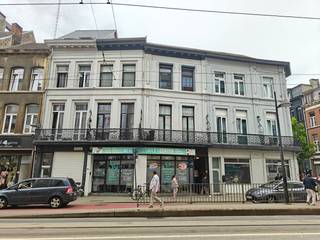 In de Carnotstraat, vlakbij 't Laar en Moorkensplein, is deze instapklare studio van ca. 38 m² gelegen. De studio geniet op de tweede verdieping van veel natuurlijk licht. <br />De centrale ligging garandeert een vlotte bereikbaarheid van het centrum van Antwerpen, openbaar vervoer en alle stedelijke voorzieningen. Ideaal voor wie een instapklaar startersappartement of investering zoekt in de Antwerpse vastgoedmarkt.<br /><br />Indeling:<br /><br />- Lichtrijke woonkamer<br />- Keukenhoek: compacte ruimte geschikt voor basisinstallaties<br />- Badkamer: functionele indeling met douche, lavabo en toilet<br /><br />Bent u geïnteresseerd in een appartement of woning te koop in Antwerpen? Aarzel dan niet om ons te contacteren. <br />Had u graag uw eigen eigendom te koop aangeboden contacteer ons dan voor een vrijblijvende schatting, telefonisch op het nummer 03/206.76.76 of per mail naar antwerpen@dewaele.com.<br /><br />Ook voor alle andere vragen omtrent vastgoed, kopen of verkopen kan u steeds bij ons terecht!<br /><br />Bestuursmaatregelen in het maatregelenregister: nee