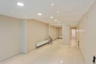 Dit volledig opgefriste commercieel gelijkvloers van ca. 135 m² bevindt zich op een uitstekende locatie in de Quellinstraat, aan de zijde...