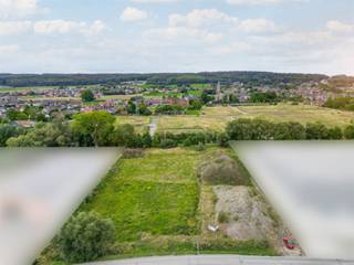 <p><span>Investeer in uw toekomst: 6.658 m² KMO-terrein te Kluisbergen</span><span><br />Op een strategische locatie in Kluisbergen bieden wij u een perceel van </span><span>6.658 m² binnen de KMO-zone Rosalinde</span><span>. Dankzij de vlotte verbinding naar zowel de N36 (Stationsstraat) als de N8 vormt dit de ideale uitvalsbasis voor ondernemers die willen groeien.<br />Dit terrein geeft u de vrijheid en ruimte om uw onderneming vorm te geven in een omgeving die bedrijvigheid en bereikbaarheid combineert.</span></p><p><span>Interesse in deze ligging, maar eerder in slechts een deel van dit terrein? Contacteer ons dan zeker ook voor meer info, want ook die mogelijkheid is zeker aanwezig. </span></p><p><span> </span></p><p><span> </span></p><p><span> </span></p>