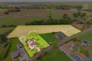 <strong>Ruime gezinswoning met 4 slaapkamers op uitzonderlijk perceel van 1,32 ha in Meerhout.</strong><br /><br />Rust, ruimte en groen, op een boogscheut van het centrum van Meerhout.<br />Aan Genebroek 88 ontdek je een bijzondere eigendom: een ruime gezinswoning met 281 m² bewoonbare oppervlakte, gelegen op een indrukwekkend perceel van maar liefst 13.217 m².<br />Of je nu droomt van een grote tuin, ruimte voor dieren, een landelijke woonomgeving of gewoon een plek waar kinderen volop buiten kunnen leven: deze eigendom biedt bijzonder veel mogelijkheden.<br /><br />De woning dateert uit 1964 en biedt dankzij haar royale volumes en praktische indeling een uitstekende basis om volledig naar eigen smaak en volgens hedendaagse woonnormen te worden vernieuwd.<br /><br />Op het gelijkvloers kom je binnen via een ruime inkomhal. De woon- en eetkamer sluit aan op de bijzonder ruime keuken. Vanuit de leefruimtes geniet je van een mooi en open uitzicht op het omliggende groen, wat meteen het landelijke karakter van deze woning benadrukt. Verder vind je hier een wasplaats, een apart gastentoilet, een achterinkom en een inpandige garage. Ook de kelder zorgt voor bijkomende praktische bergruimte.<br /><br />Op de verdieping bevinden zich vier volwaardige slaapkamers en de badkamer. Daarnaast beschikt de woning over een zolder, wat nog extra mogelijkheden biedt.<br /><br />Buiten komt deze eigendom helemaal tot haar recht. De ruime tuin en het achterliggende weiland creëren een open en groene leefomgeving waar rust en privacy centraal staan. Ondanks die landelijke ligging woon je hier allesbehalve afgelegen: het centrum van Meerhout en de voorzieningen van de omliggende gemeenten zijn vlot bereikbaar. Ook het op- en afrittencomplex van de E313 bereik je binnen enkele minuten.<br /><br />Met meer dan 1,3 hectare grond, 281 m² woonruimte, vier slaapkamers, een inpandige garage, kelder en zolder beschikt deze woning over alle ingrediënten om uit te groeien tot een prachtige gezinswoning op een uitzonderlijk ruime en groene locatie.<br /><br />Wil je de ruimte en de ligging zelf ervaren?<br />We nemen graag de tijd om je deze woning ter plaatse te laten ontdekken.<br />📞 014 84 83 69<br />✉️ info@sublimmo.be<br /> 