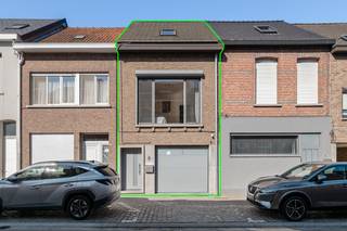 Op een gunstige locatie nabij het centrum van Niel bevindt zich deze ruime en instapklare gezinswoning. De woning werd in 2017 grondig gerenoveerd en combineert een moderne afwerking met bijzonder veel ruimte. Vier slaapkamers, een diepe inpandige garage en een aangename tuin maken dit tot een ideale thuis voor een gezin.<br /><br /><span><span><span><span><span>De woning is te betreden via de inkomhal met apart gastentoilet en handwasser. Vanuit de hal is er rechtstreekse toegang tot de ruime inpandige garage met sectionale poort en de berging. </span></span></span></span></span><br /><br />Achteraan bevindt zich de bijzonder ruime en lichtrijke leefruimte, met voldoende plaats voor een gezellige zithoek en een ruime eetplaats.<span><span><span><span><span> De brede raampartijen zorgen voor veel natuurlijke lichtinval en geven rechtstreeks uit op de veranda. De pelletkachel vormt een gezellige aanvulling en zorgt voor extra warmte tijdens de koudere maanden.</span></span></span></span></span><br /><br /><span><span><span><span><span>De moderne open keuken sluit mooi aan op de leefruimte en beschikt over veel kastruimte en een praktische vaste zitbank. De keuken is uitgerust met een oven, microgolfoven, koelkast en diepvriezer van Siemens, een vaatwasser van Bosch, een inductiekookplaat, een ingebouwde dampkap en een dubbele spoelbak. Een grote lichtkoepel brengt ook aangenaam daglicht binnen.</span></span></span></span></span><br /><br /><span><span><span><span><span>Op de eerste verdieping geeft de nachthal toegang tot twee slaapkamers. Aan de voorzijde bevindt zich de ruime hoofdslaapkamer, terwijl de tweede slaapkamer aan de achterzijde is gelegen. De verzorgde badkamer is uitgerust met een douche, toilet en lavabomeubel. In de nachthal zorgen ingemaakte kasten voor bijkomende praktische bergruimte.</span></span></span></span></span><br /><br /><span><span><span><span><span>De bovenste verdieping werd eveneens volwaardig ingericht en omvat nog twee slaapkamers. Dankzij de dakramen genieten beide kamers van een mooie natuurlijke lichtinval. Een van de kamers beschikt bovendien over ingemaakte kastruimte. In totaal telt de woning dus vier slaapkamers, waarbij de kamers ook flexibel kunnen worden gebruikt als bureau, hobbyruimte of speelkamer.</span></span></span></span></span><br /><br /><span><span><span><span><span>Vanuit de leefruimte is er toegang tot de veranda en de volledig afgesloten tuin. De beplanting zorgt voor de nodige privacy, terwijl de tuinberging achteraan extra opslagruimte biedt.</span></span></span></span></span><br /><br />Troeven:<br />+ Gunstige locatie<br />+ Instapklaar<br />+ Renovatie in 2017<br />+ Inpandige garage<br />+ Geïsoleerd dak<br />+ Veertien zonnepanelen<br /><br />Interesse in dit eigendom? Contacteer ons via 03 337 50 70 of info@vbvastgoed.be voor meer informatie of een bezoek ter plaatse.