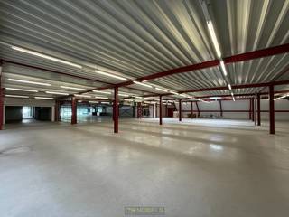 <u><strong>Prijs afhankelijk van aantal m² (bespreekbaar)</strong></u><br /><br />Dit modern en goed bereikbaar <strong>OPSLAGGEBOUW </strong>biedt <strong>DIVERSE COMPARTIMENTEN </strong>met oppervlaktes vanaf 100 m². Zowel <strong>PARTICULIEREN </strong>als <strong>BEDRIJVEN </strong>die op zoek zijn naar extra opslagruimte vinden hier een geschikte oplossing. Daarnaast beschikt elke ruimte over <strong>ELEKTRICITEIT</strong> en <strong>VERLICHTING</strong>, wat het gebruik bijzonder praktisch maakt.<br /><br />Dankzij de snelle beschikbaarheid en<strong> FLEXIBELE HUURTERMIJNEN </strong>wordt er maximaal ingespeeld op uw noden, zowel voor korte als langere periodes. Nabij het opslaggebouw bevindt zich een openbare parking dat <strong>VOLDOENDE PARKEERGELEGENHEID</strong> biedt. <br /><br />U heeft de mogelijkheid om één of meerdere <strong>COMPARTIMENTEN </strong>te huren, of om te opteren voor de <strong>VOLLEDIGE </strong>beschikbare <strong>OPPERVLAKTE</strong>. <br /><br /><strong>Adres:</strong> Enclus du Haut 41 - 7750 Mont-de-l'Enclus<br />Onmiddellijk beschikbaar!<br />Huurprijs: vanaf €500,00