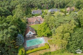 <p><span>Ruime villa met uniek wijds uitzicht, zwembad en een groot polyvalent bijhuis op een rustige locatie in Brasschaat</span></p><p><span> </span></p><p><span>Gelijkvloers </span></p><p><span>Ruime inkomhal dewelke toegang geeft tot de verschillende ruimtes en voorzien van een gastentoilet. </span></p><p><span>Vooraan bevindt zich een ruime bureaukamer.</span></p><p><span>Achteraan bevindt zich de grote leefruimte met houtkachel. </span></p><p><span>Via een schuifdeur toegang tot een tweede leefruimte/polyvalente ruimte. </span></p><p><span>Ruime open, landelijke, keuken voorzien van een fornuis, oven en dubbele gootsteen. </span></p><p><span>Aansluitend aan de keuken een bijkeuken voorzien van een kookplaat met dampkap, dubbele spoelbak, microgolfoven, oven, vaatwasmachine, koelkast met diepvries. Aansluitend aan de bijkeuken een grote koelcel, opgedeeld in 2 ruimtes. </span></p><p><span>Verder nog een technische ruimte waar zich de technieken van de cv-installatie bevinden. </span></p><p><span> </span></p><p><span>Eerste verdieping </span></p><p><span>Via een gezandstraalde eiken trap toegang tot de overloop van de eerste verdieping. </span></p><p><span>4 grote slaapkamers waarvan de masterslaapkamer een ensuite dressing en badkamer geniet dewelke voorzien is van een lavabomeubel en een ligbad. Verder hier nog een zolderruimte dewelke veel opbergplaats voorziet. </span></p><p><span>Een tweede vernieuwde badkamer voorzien van een inloopdouche met regenshower, lavabomeubel en handdoekradiator. </span></p><p><span>Verder nog een vestiairekast en een apart toilet.</span></p><p><span> </span></p><p><span>Tuin </span></p><p><span>Mooie, ruime én onderhoudsvriendelijke tuin dewelke optimale privacy geniet. </span></p><p><span>Aansluitend aan de woning een aangelegd terras. </span></p><p><span>Achteraan de tuin bevindt zich een groot verwarmd zwembad van 15 x 7 meter voorzien van automatische filtersysteem en nieuwe pomp.</span></p><p><span>Een absolute plus aan de villa is het ruime bijhuis met plaats voor het stallen van auto’s (overdekt) en achteraan een leefruimte met apart sanitair voorzien van een lavabomeubel, toilet en douche. Verder op het gelijkvloers nog een technische/opslag ruimte. Op de eerste verdieping van het bijhuis bevindt zich nog een open ruimte en een afgesloten ruimte. </span></p><p><span>Verder nog een overdekt, aangelegd terras met houthaard en achteraan houtmijt.</span></p><p><span> </span></p><p><span>Bijzonderheden</span></p><p><span>Groot bewoonbaar volume </span></p><p><span>Instapklaar </span></p><p><span>Snelle beschikbaarheid </span></p><p><span>Optimale privacy gelegen aan een natuurgebied, met wijds zicht op weilanden en enkel plaatselijk verkeer wegens doodlopende wijk</span></p><p><span>Leuke, onderhoudsvriendelijke tuin met uniek uitzicht en zwembad </span></p><p><span>Zeer goed EPC (16 zonnepanelen, condenserende gasketel, isolatie)</span></p><p><span>Elektrische keuring conform</span></p><p><span>Hier en daar aan update toe</span></p><p><span>Volledig gelijkvloers wonen mogelijk </span></p><p><span>Nabij belangrijke uitvalswegen naar Antwerpen en Nederland </span></p><p><span>Wonen en werken aan huis – kantoor/praktijk aan huis </span></p><p><span> </span></p>