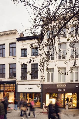 Ontdek dit uitstekend gelegen handelspand op een absolute topligging in het bruisende centrum van Antwerpen. Gelegen in de populaire Korte Gasthuisstraat, waar veel passage en zichtbaarheid gegarandeerd zijn. Momenteel uitgebaat onder de namen Strom &amp; June 21, met twee gevels naast elkaar.<br />Kenmerken van het pand:<br />Commerciële gelijkvloerse oppervlakte: ca. 93 m².<br />Stockage- en personeelsruimte op de verdiepingen: ca. 83 m².Breedte van de gevels samen: ca. 9,5 meter.<br />Oplevering: casco (werken reeds in uitvoering).<br />Aanpassing van de handelspui in uitvoering. <br />De vitrinehoogte wordt verhoogd met 40 cm.<br />Het rechter raam wordt een vast raam zonder toegangsdeur.<br />Het linker raam krijgt een schuifdeur als ingang. <br />Deze commerciële ruimte biedt een unieke opportuniteit voor retailers die op zoek zijn naar een prominente locatie met maximale zichtbaarheid in één van de meest bezochte winkelstraten van Antwerpen.<br />Voor meer info of een bezoek: contacteer info@immodelestre.be of 054 33 62 52.