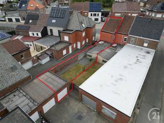 Gelegen in het centrum van Moerbeke, stellen wij u deze op te frissen woning voor met zuid gerichte tuin en garage op 1are44. Deze woning bestaat...