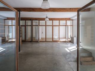 Bijzonder instapklare ruime en rustig gelegen loft (169 m2 ) met zicht op water en achterzijde keizerspark...<br /><br />KIJKDAGEN op 17/20 juni en 1 juli<br /><br />Op de grens Gent - Gentbrugge - Bijzonder ruime loft(169 m2 bvo), 1 tot 2 slaapkamers mogelijk.<br /> <br />Voor meer informatie, mail naar mathieu@kaaivastgoed.be of bel 0478 40 44 60<br /> <br />Dit historisch pand uit 1905 werd structureel aangepakt in 2010 en omgevormd naar een unieke architectenwoonst met kantoorruimte. Tot op vandaag werd het bewoond door architecten. Uniek is de volledig open en multifunctionele ruimte die rechtstreeks via de Scheldekaai toegankelijk is. Hierbij werden de oorspronkelijke industriële elementen en balken behouden met als resultaat een open en lichtrijk geheel, polyvalente ruimtelijkheid, … Dit in een kleinschalig gebouw met slechts 3 entiteiten.<br /> <br />Kers op de taart is de locatie. Rustig gelegen op een tamme steenworp van het Keizerspark en de Keizersparkbrug met een directe verbinding naar de visserij en centrum Gent. Op vijf minuten slenteren van de tramhalte. <br />Hier vinden we een open ruimte met 3 compartimenten en verschillende mogelijkheden tot indeling. Dit is een absolute buitenkans voor wie op zoek is naar een atypisch pand met gevoel voor esthetiek, oppervlakte, parkeermogelijkheid, een goed EPC en dit alles in het stadscentrum.<br /><br />Bij enige en eigen woning bedragen de registratierechten slechts 2%. <br /><br />De prijs is een startprijs. Alle biedingen worden aan de verkoper voorgelegd. <br /><br /><br />