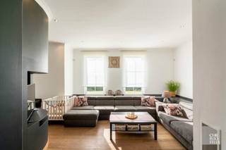 IndelingVia de inkomhal met gastentoilet is er toegang tot de bureelruimte, woon- en eetkamer, open leefkeuken, overdekt terras en bijkeuken...