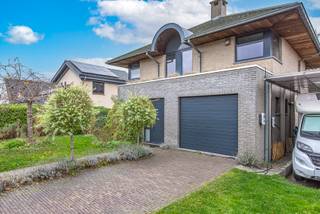 Instapklare en energiezuinige villa met garage, parking en hoog comfort.Praktisch gelegen in de nabijheid van invalswegen, winkelmogelijkheden en...