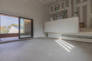 HERZELE - Ontdek <strong>Woonpark Truweel</strong>, een uniek woonproject in het hart van Herzele met 18 Bijna-Energie-Neutrale (BEN) woningen. Hier geniet je van toekomstgericht comfort, energiezuinig wonen en een aangename groene leefomgeving.<br /><br />
<h3><strong>Comfortabel & toekomstgericht wonen</strong></h3>
Elke woning is uitgerust met de <strong>nieuwste technologieën</strong> voor een <strong>maximaal wooncomfort</strong> en een minimaal energieverbruik: geothermische warmtepomp met koeling, zonnepanelen, vloerverwarming in alle leefruimtes, ventilatiesysteem D met warmterecuperatie, regenwaterput, laadvoorziening voor elektrische wagen,... De woningen zijn <strong>licht, ruim en functioneel ingedeeld</strong> met hoogwaardige afwerking. Elke woning beschikt over een <strong>privéparkeerplaats </strong>en een aparte berging, ideaal voor fietsen, tuinmateriaal of extra opslagruimte.<br /><br />
<h3><strong>Samen genieten van groen & ruimte</strong></h3>
Geniet van het beste van twee werelden: een <strong>ruime gemeenschappelijke tuin</strong> waar bewoners kunnen ontspannen, samenkomen of kinderen veilig kunnen spelen en <strong>een privé terras</strong> bij elke woning voor je eigen rustmomenten. Daarnaast is er een <strong>polyvalente ruimte</strong> op het domein, perfect als ontmoetingsplaats, coworking plek, of voor gemeenschappelijke activiteiten.<br /><br />
<h3><strong>Centrale ligging & slimme investering</strong></h3>
Dankzij de uitstekende verbindingen ben je in een mum van tijd in <strong>Aalst, Zottegem of Gent</strong>. Zo woon je rustig en groen, zonder in te boeten op mobiliteit. Door het gunstig E-peil geniet je bovendien van korting op de onroerende voorheffing gedurende de eerste vijf jaar. <br /><br />Kortom: wonen zoals het hoort. Duurzaam, comfortabel en verbonden!<br /><br />Ontdek jouw nieuwe thuis vandaag! <br />Bel ons voor meer informatie of een bezoek: <strong>053 / 60 65 60</strong>.