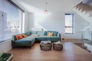 Deze fantastisch gelegen, instapklare woning heeft bijzonder veel te bieden.

Gebouwd in 2012 en dus volledig in orde op vlak van technieken en energiezuinigheid (EPC B – 114 kWh/m²). De afwerking gebeurde met tijdloze en kwalitatieve materialen zoals eiken parket, aluminium ramen en een hoogwaardige Bulthaup-keuken met Miele-toestellen.

De ligging is een absolute troef: nabij het stadscentrum en omgeven door groen zoals de Bourgoyen, Blaarmeersen en Watersportbaan. Dankzij de centrale positie tussen de kleine ring en de R4 geniet u bovendien van een uitstekende bereikbaarheid met de wagen, fiets én openbaar vervoer. Winkels en voorzieningen bevinden zich op wandelafstand.

Indeling: inkomhal met gastentoilet, eetkamer met open keuken, lichtrijke leefruimte, berging, nachthal met toilet, vier volwaardige slaapkamers en drie badkamers, waarvan twee ensuite. De master bedroom van maar liefst 25 m² beschikt over een eigen badkamer.

Ook buiten is het aangenaam vertoeven met onder meer een tuin van 85 m² en een terras van 22 m².

Een vaste staanplaats op het afgesloten terrein kan worden aangekocht voor 30.000 euro.

De woning is beschikbaar mits inachtneming van de huidige huurders.