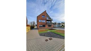 Een appartement op de eerste verdieping bestaande uit een woonkamer met open ingerichte keuken, 3 slaapkamers, badkamer, wasplaats, overdekt...