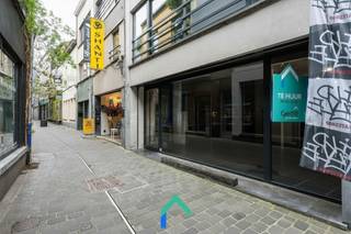 AlgemeenIn de Sint Jorisstraat te Aalst bevindt zich dit ruim en commercieel gelegen handelspand van 90 m², vlakbij de markt en het stadscentrum...