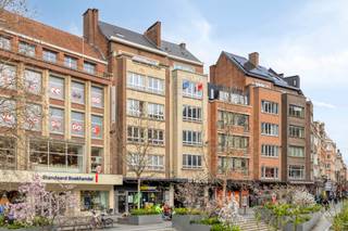 Ontdek dit instapklare appartement van ca. 90 m², ideaal gelegen in het bruisende hart van Leuven, met een uniek zicht op de iconische Grote Markt...