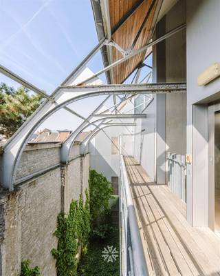 <p><span>GENT/LEDEBERG - </span><span>Unique loft industriel à vendre dans une ancienne usine de caractère, équipé d'une généreuse terrasse. </span></p><p><span> </span></p><p><span>Situé dans la Driesstraat, ce loft spacieux de 120 m² à l'agencement ouvert est situé au calme dans un quartier intérieur agréable. </span></p><p><span> </span></p><p><span>Avantages</span></p><ul><li><span>Terrasse spacieuse de 50 m² orientée sud-ouest avec une vue magnifique sur les tours de Gand </span></li><li><span>Espace de vie et cuisine lumineux avec un agencement ouvert et spacieux </span></li><li><span>Look industriel combiné à des éléments authentiques </span></li><li><span>Immeuble équipé d'un ascenseur pour plus de confort </span></li><li><span>Parking intérieur inclus </span></li><li><span>Possibilité d'entreposage pratique en sous-sol privé </span></li><li><span>Excellent emplacement avec accès facile au centre ville, aux magasins et aux transports publics </span></li></ul><p><span> </span></p><p><span>L'agencement :</span></p><p><span>Le loft vous accueille par une cuisine ouverte et entièrement équipée qui s'intègre parfaitement à l'espace de vie lumineux doté d'une cheminée à gaz confortable. De cet espace, vous avez un accès direct à la spacieuse terrasse sur le toit. Au même niveau se trouvent la chambre à coucher et une salle de bains confortable, équipée d'une baignoire, d'une douche, de toilettes et d'un double lavabo, ainsi qu'une armoire entièrement équipée.</span></p><p><span>L'escalier mène à la mezzanine, idéale comme bureau ou chambre supplémentaire, complétée par un local technique fermé.</span></p><p><span>Enfin, ce loft dispose d'un local de rangement privé en sous-sol et d'une place de parking souterrain, ce qui ajoute à son confort pratique et à son espace de rangement supplémentaire.</span></p><p><span> </span></p><p><span>Important : </span></p><p><span>Prix demandé : 575 000 EUR</span></p><p><span>EPC : 187kWh/(m² année)</span></p><p><span> </span></p><p><span>Contactez l'agence immobilière Axel Lenaerts pour une visite : <span>hannelore@axellenaerts.be</span></span><span> ou 09/245 24 24</span></p><p><span> </span></p>