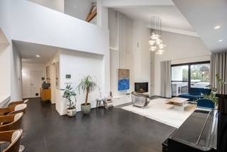 Volledig gerenoveerde designwoning in het groen met tuin en buitenkeukenDeze prachtige woning werd in 2021–2022 volledig gerenoveerd met hoogwaardige...