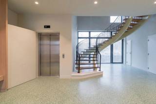 Residentie Chambord is een uniek woonproject in het hart van Sint-Niklaas, met uitzonderlijk ruime appartementen en penthouses tot 205 m². Grote leefruimtes, royale slaapkamers en ruime terrassen zorgen voor een comfortabele en stijlvolle woonervaring. Ideaal voor senioren die willen downsizen zonder in te boeten aan ruimte, zakenmensen of alleenstaanden met een druk leven die centraal en uitstekend bereikbaar willen wonen.<br /><br />Dankzij de herziening van de prijzen en vernieuwde positionering is Residentie Chambord vandaag bijzonder aantrekkelijk. De appartementen worden verkocht onder registratierecht, wat een interessante financiële opportuniteit biedt. De penthouses vallen onder de BTW-regeling. Energiezuinig wonen met E-peil E30.<br /><br />U geniet van volledige vrijheid in inrichting: u bepaalt zelf de afwerking van uw appartement of penthouse, met de mogelijkheid om samen te werken met ervaren professionals voor een kwalitatieve en persoonlijke inrichting, afgestemd op uw stijl en levensfase.<br /><br />Praktisch en comfortabel wonen, met onder meer:<br /><br />- Stijlvolle gemeenschappelijke inkomhal met lift<br />- Privatieve bergingen<br />- Ruime fietsenstalling<br />- Ondergrondse parkeergarage met laadpunten<br />- Veilig Bring-Me-Box pakketontvangstsysteem<br /><br />De toplocatie aan de Parklaan biedt alles wat stadsleven aangenaam maakt: winkels, horeca, diensten en openbaar vervoer op wandelafstand, en een vlotte verbinding naar Antwerpen, Gent en het Waasland.<br /><br />Residentie Chambord combineert ruimte, comfort, vrijheid en een centrale ligging.<br />Ontdek zelf dit project tijdens een vrijblijvend plaatsbezoek.<br /><br />Contacteer Vince via +32 468 26 14 01 of vince@capston.be