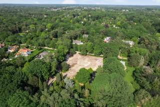 Op een absolute toplocatie in Schilde wordt deze uitzonderlijke bouwgrond aangeboden in een nieuwe verkaveling aan de Boerendreef. Het perceel beschikt over een oppervlakte van meer dan 5.000 m² en biedt de ideale basis voor de realisatie van een exclusieve villa in een groene en residentiële omgeving.<br /><br />Met een straatbreedte van maar liefst 40 meter en een toegelaten bebouwbare oppervlakte van 400 m² geniet u van alle ruimte om een stijlvolle woning op maat te creëren. De percelen zijn bovendien perfect georiënteerd op het zuidwesten, waardoor u optimaal geniet van zonlicht en prachtige avondzon in de tuin.<br /><br />Achteraan zorgen de volwassen bomen en het bestaande groen voor een unieke parkachtige sfeer, maximale privacy en een uitzonderlijk woongevoel.<br /><br />Oppervlakte: 5.002,01 m²<br />Straatbreedte: ca. 40 meter<br />Bebouwbare oppervlakte: 400 m²<br />Zuidwestoriëntatie<br /><br />Waarom kiezen voor Boerendreef?<br /><br />✔ Exclusieve villawijk in Schilde<br />✔ Ruime percelen van meer dan 5.000 m²<br />✔ Zuidwestgerichte oriëntatie<br />✔ Volwassen groenbestand en optimale privacy<br />✔ Bouwmogelijkheden voor een prestigieuze villa<br />✔ Rustige ligging met vlotte verbinding naar Antwerpen, Brasschaat en de omliggende gemeenten<br /><br />Een buitenkans voor wie droomt van exclusief wonen te midden van groen en rust.<br /><br />Voor meer informatie en/of een afspraak, neem contact met Roby op 0477 78 10 10 of roby@reds.be