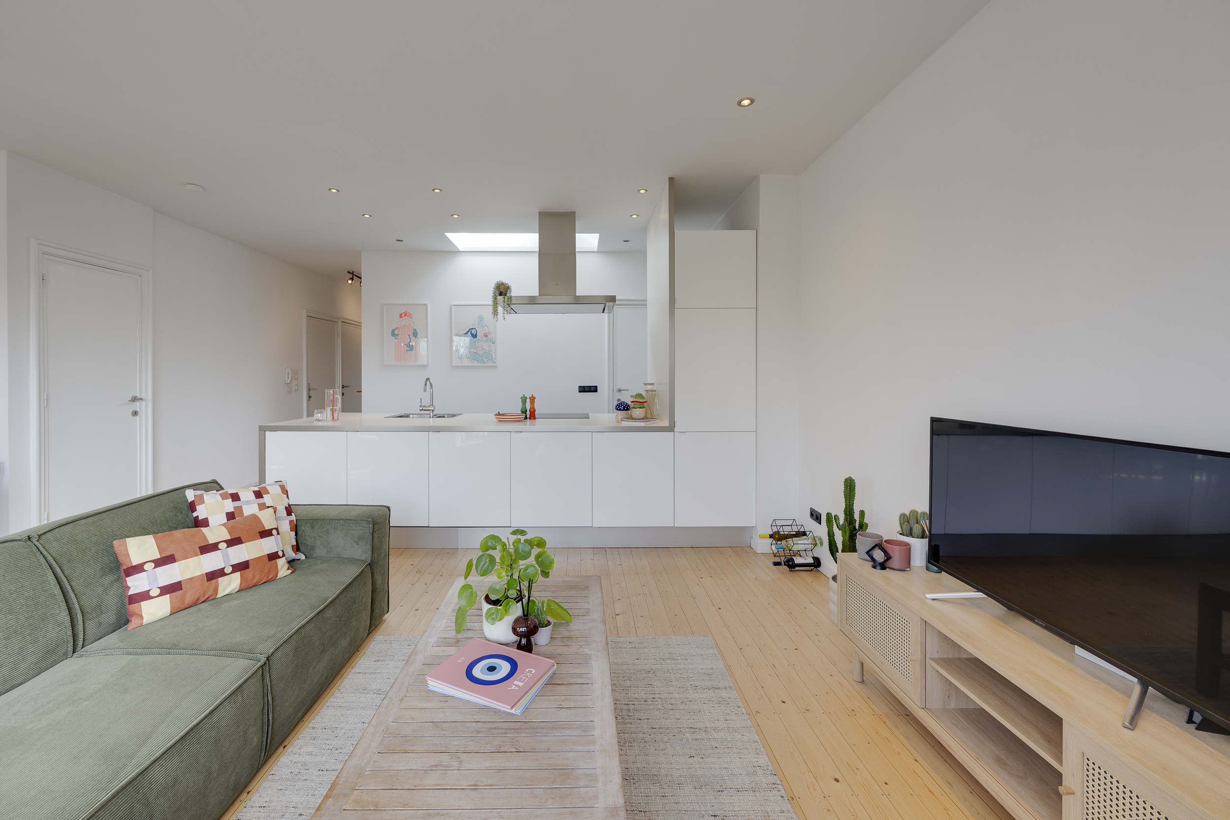 Lichtrijk tweeslaapkamerappartement op een bovenste verdieping - foto 4