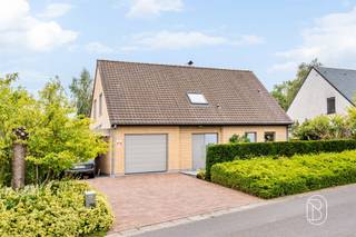 Deze energiezuinige woning is gelegen in het prachtige Huise. U kan genieten van een aangelegde tuin van ca. 880m² en verzichten vanuit de leefruimte.Deze woning is volledig gerenoveerd met nieuw dubbel glas, warmtepomp airco, zonnepanelen en zonneboiler voor het warm water waardoor de woning perfect instapklaar is.Indeling: inkom en traphal, lichtrijke leefruimte, keuken met extra ontbijthoek, berging, garage, 3 slaapkamers, badkamer en bergzolder. Degelijke charmante woning, op een zeer gegeerde locatie, en genietend van alle rust en privacy. Bezoek na afspraak met Immo Beguin; flore@immobeguin.be