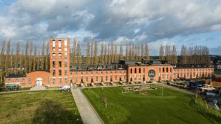 In de iconische residentie Chocoladefabriek bevindt zich deze uitzonderlijke loft op de bovenste verdieping. Met een bewoonbare oppervlakte van maar liefst 264 m²(bron EPC) (excl. terras) en twee privatieve autostaanplaatsen combineert dit pand ruimte, comfort en karakter op een unieke locatie.<br /><br />Indeling<br />Gelegen op de 5e verdieping, waarbij de lift rechtstreeks uitkomt in de inkomhal van de loft, geniet u van maximale privacy en exclusiviteit.<br /><br />Inkomhal met gastentoilet en vestiaire<br />Praktische wasplaats met aansluiting voor wasmachine<br />Indrukwekkende open leefruimte met overvloedige lichtinval en prachtige verzichten over het omliggende landschap<br />Gezellige tv- of zithoek (mogelijkheid tot creëren van een 3e slaapkamer)<br />Ruime eetkamer met rechtstreekse toegang tot het overdekte terras<br />Volledig uitgeruste open keuken met extra bergruimte<br /><br />Op de bovenverdieping bevinden zich:<br />Twee volwaardige slaapkamers<br />Aparte dressing<br />Extra toilet<br />Luxueuze badkamer in mortex<br /><br />Deze loft werd afgewerkt met hoogwaardige en luxueuze materialen, met behoud van het industriële karakter en prachtige hoge plafonds die het ruimtegevoel versterken.<br /><br />De keuken is volledig uitgevoerd in naadloos corian en uitgerust met kwalitatieve toestellen van Miele, waaronder: Combi-oven -oven- afwasmachine - koelkast- aparte diepvries- inductiekookplaat met ingebouwde dampkap<br /><br />De badkamer is stijlvol afgewerkt in mortex en beschikt over:<br />Dubbel lavabomeubel- ligbad- inloopdouche met regendouche<br /><br />Verder is de loft volledig voorzien van parketvloeren, vloerverwarming, ventilatiesysteem en aluminium ramen met dubbele beglazing. Het gebouw is volledig geïsoleerd.<br /><br />Extra troeven<br />Gemeenschappelijke fietsenberging<br />Gemeenschappelijke tuin<br />2 autostaanplaatsen inbegrepen<br />EPC-score: B 163 kWh/m²<br /><br />Een uitzonderlijke, instapklare loft met royale volumes, hoogwaardige afwerking en een unieke ligging in een karaktervol industrieel gebouw. Ideaal voor wie op zoek is naar ruimte, licht en exclusiviteit in een hedendaags kader.