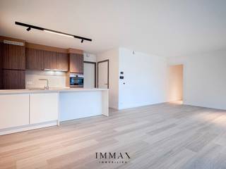 Ontdek dit gelijkvloers tweeslaapkamerappartement in de nieuwbouwresidentie ESTEE, prachtig gelegen langs de Damse Vaart in Brugge. Dankzij de onmiddellijke nabijheid van de historische binnenstad en het openbaar vervoer geniet u hier van een uitstekende bereikbaarheid, gecombineerd met een rustige en groene omgeving aan het water.<br /><br />Dit luxueus afgewerkte appartement bevindt zich op de gelijkvloerse verdieping en werd gerealiseerd met oog voor comfort, duurzaamheid en energiezuinigheid. Het werd voorzien van alle moderne technieken en duurzame materialen. De lichtrijke leefruimte sluit aan op een gezellig terras met een zuidelijke orientatie..<br /><br />De indeling is doordacht en praktisch: een inkomhal met vestiairekast leidt naar de ruime leefruimte met open, volledig geïnstalleerde keuken. Aansluitend bevindt zich een ruime keukenberging, een bijkomende berging met aansluiting voor wasmachine, evenals een aparte technische berging. Verder beschikt het appartement over twee volwaardige slaapkamers, waarvan één de mogelijkheid biedt tot het creëren van een dressingruimte alsook toegang beidt tot een tweede terras. De moderne badkamer is uitgerust met een dubbele lavabo en een stijlvolle inloopdouche.<br /><br />In de ondergrondse verdieping is een autostaanplaats inbegrepen in de huurprijs. De staanplaats is bovendien voorzien van een aansluiting voor een laadpaal. Het appartement wordt verwarmd via vloerverwarming met een warmtepomp en beschikt over 7 zonnepanelen, wat bijdraagt aan een energiezuinig en toekomstgericht wooncomfort. <br />Het appartement zal nog volledig geschilderd worden door de eigenaar, alsook zal de vestiairekast op maat worden gemaakt. <br /><br />Huurprijs: € 1.150 per maand<br />Syndickost: € 65 per maand<br /><br />Voor meer informatie of een vrijblijvend bezoek, contacteer Immax Brugge op 050 62 44 14 of mail naar jana@immax.be