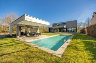 <strong>Indrukwekkende en prachtig afgewerkte luxe villa, gelegen op een rustig en zonnig perceel van 14 a 63ca in het hart van Koersel.</strong> <br />Deze villa biedt een verfijnde mix van elegantie en comfort en staat garant voor een luxueuze leefervaring<br /><br />Bij binnenkomst wordt u verwelkomd door een ruime en lichte eetkamer, die ideaal is voor gezellige diners met vrienden en familie. Grote ramen zorgen voor een overvloed aan natuurlijk licht en bieden een prachtig uitzicht op de omringende tuin en het zwembad. De zitkamer biedt een oase van rust en naastliggend is een bureauruimte die ervoor zorgt dat je terwijl je werkt toch kan meegenieten van de gezelligheid.<br /><br />De keuken is een waar meesterwerk van luxe en functionaliteit. Volledig uitgerust met hoogwaardige apparatuur, biedt de keuken voldoende ruimte om te koken en te genieten van culinaire hoogstandjes. Het moderne design combineert esthetiek met praktisch gebruiksgemak.<br /><br />Daarnaast is er een praktische berging voor extra opbergruimte, zodat alles netjes en georganiseerd blijft.<br />De woning is volledig onderkelderd.<br /><br />Op de eerste verdieping bevinden zich de vier ruime slaapkamers, elk met zijn eigen unieke charme en veel natuurlijk licht. De slaapkamers zijn ruim en overal voorzien van inbouwkasten. De masterbedroom heeft een ruime dressing.<br /><br />Er zijn twee stijlvolle badkamers op deze verdieping, beide uitgerust met hoogwaardige afwerkingen. De badkamers zijn een perfecte combinatie van luxe en comfort. De kleindte badkamer is voorzien van badmeubel en douche , de andere bad en douche.<br /><br />Exterieur:<br />Naast de imposante binnenruimtes biedt het perceel van 14a63ca een prachtig zwembad van 11 meter bij 4 meter, ideaal om te ontspannen en te genieten van de zon. Het poolhouse met aparte toilet en douche maakt het mogelijk om buiten te genieten van het zwembad zonder de villa binnen te betreden.<br /><br />Belangrijkste troeven:<br /><br />Ruime 347 m² woonoppervlakte<br /><br />Ingemaakte kasten in elke ruimte zorgen voor een zee aan opbergruimte<br /><br />Energiezuinig met een EPC-label A (86kWh)<br /><br />Volledig onderkelderd voor extra opbergruimte<br /><br />Poolhouse met aparte toilet en douche voor ultiem comfort<br /><br />Geavanceerd alarmsysteem en centraal bestuurd domoticasysteem voor extra veiligheid en gemak<br /><br />Een villa die het beste biedt op het gebied van luxe, privacy en comfort – een unieke kans die je niet wilt missen!