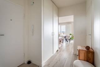 <p>Dit fantastische appartement bevindt zich op de Prins Albertlei, beter gekend als De Merodewijk: letterlijk op de grens Antwerpen-Berchem waar het heerlijk wonen is, op 2 stappen van Brouwerij De Koninck waar tal van topzaken gevestigd zijn zoals The Bakery, Van Tricht, The Butcherstore, maar ook supermarkten ; Delhaize, Lidl, Albert Heijn vind je er op wandelafstand! Het appartement treffen we aan op de bovenste verdieping , geen bovenburen dus en het dak werd pas gerenoveerd! EPC B is het resultaat. Het volledige appartement onderging overigens een totale make-over: alle ramen, vloeren, badkamer en keuken en elekriciteit zijn vernieuwd. Dé troef is ongetwijfeld het zonneterras welke over de volledige breedte van de living loopt. Zon van 'smorgens! Heerlijk zicht over de wijde omgeving van het eilandje tot Centraal Station, Berchem, Deurne etc.... zover de horizon reikt! Ook de slaapkamers genieten van een mooi uitzicht en kijken richting Antwerpen Zuid en omgeving. Elek conform, Asbestvrij. Kelderberging inbegrepen in prijs.</p>
