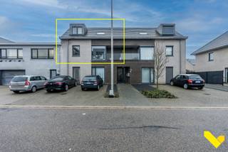 Mooie duplex appartement op de eerste en tweede verdieping.Via de inkomhal waar zich ook het gastentoilet bevindt, komen we in de prachtige woonkamer...