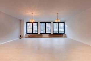 Dit aangename en lichtrijke appartement op de <strong>eerste verdieping</strong> is uitstekend gelegen en beschikt over een bijzonder <strong>ruime woonkamer met een aangename lichtinval</strong>. <br /><br />Het appartement omvat een ruime leefruimte, een aparte keuken, een badkamer en twee volwaardige slaapkamers. De <strong>slaapkamers</strong> bevinden zich <strong>aan de rustige achterzijde van het gebouw</strong> en genieten hierdoor van extra privacy. Eén van de slaapkamers biedt toegang tot een <strong>aangenaam buitenterras</strong>.<br /><br />Ondanks de ligging op de eerste verdieping kan u desgewenst gebruikmaken van de <strong>lift</strong>. Deze is conform de geldende regelgeving.<br /><br />De <strong>centrale ligging</strong> vormt een bijkomende troef: winkels, openbaar vervoer en diverse andere voorzieningen bevinden zich op korte afstand.<br /><br />Er is een mogelijkheid tot het aankopen van een <strong>autostaanplaats of garagebox</strong>. <br /><br /><span>De daken van het gebouw werden recent vernieuwd, wat bijdraagt aan een verbeterde energie-efficiëntie. Daarnaast is de lift conform de geldende regelgeving en goedgekeurd volgens de vereiste veiligheidsnormen.</span><br /><br />U kan een bezoek aanvragen via 03 502 98 74 of via lena@claves.be.