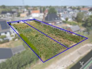 Zuid-gerichte percelen bestemd voor een halfopen woning Langs de Brugsestraat te Zedelgem vinden we 2 ruime loten bouwgrond terug van respectievelijk 563 m² en 568 m². De percelen bevinden zich nabij diverse invalswegen (vlotte verbinding naar Brugge, Torhout, Aartrijke, ...) en vlak bij het centrum van Zedelgem met alle nodige voorzieningen zoals winkels, lokale handelaars en openbaar vervoer. De loten zijn bestemd voor een halfopen woning voorzien van ruimte en veel lichtinval. Beide loten zijn zuid-gericht, en zijn vrij van bouwverplichting.Vraag ons naar de voorschriften, of plan een afspraak in bij ons op kantoor.Emile@correctvastgoed.be0496 25 35 55