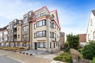 <p>Comfortabel appartement in Koksijde, rustig gelegen nabij het centrum en het openbaar vervoer.</p>
<p> </p>
<p>Dit appartement combineert een aangename ligging met een praktische indeling en veel lichtinval. Dankzij de rustige ligging zonder inkijk geniet u hier van extra privacy en een open gevoel. De leefruimte sluit aan op een zongericht terras waar u in alle rust kan ontspannen. Met 2 volwaardige slaapkamers is dit appartement ideaal als vaste woonst, tweede verblijf of investering aan de kust. Bovendien bevindt u zich dichtbij winkels, openbaar vervoer en een groene omgeving met vrij zicht.</p>
<p> </p>
<p>Belangrijkste ruimtes:<br />• Inkomhal met vlotte toegang tot de verschillende ruimtes<br />• Lichtrijke living met aangename leefruimte en toegang tot het terras<br />• Keuken met praktische indeling<br />• 2 volwaardige slaapkamers<br />• Badkamer functioneel ingericht<br />• Apart toilet<br />• Berging voor extra stockage<br />• Zongericht terras zonder inkijk</p>
<p> </p>
<p>Troeven:<br />• Rustig gelegen met veel privacy en vrij zicht<br />• 2 volwaardige slaapkamers<br />• Zongericht terras om optimaal van de buitenruimte te genieten</p>
<p> </p>
<p>Neem vandaag nog contact op met je ERA-makelaar voor een bezoek.</p>
<p> </p>
<p>JOUW DROOMAPPARTEMENT. ZO GEVONDEN!</p>