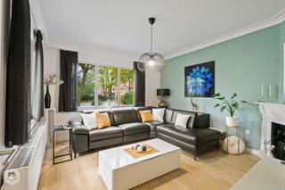 Op een uitstekende locatie nabij het centrum van Heist-op-den-berg bevindt zich deze gerenoveerde woning met 2 slaapkamers gezellige tuin, garage en een praktische achteringang. U geniet hier van een goed bereikbare ligging, met winkels, eet- en drankgelegenheden, scholen en het openbaar vervoer op wandelafstand.<br /><br />We betreden de woning via de inkomhal. De lichtrijke leefruimte nodigt uit tot onstpanning. Aansluitend de eetplaats, voorzien van heel wat ingebouwde kastruimte. De open keuken sluit mooi aan op de eetplaats en is voorzien van de voornaamste toestellen. Hieruit heeft u toegang tot de berging/wasplaats. Verder beschikt het gelijkvloers nog over een badkamer met toilet, wastafel en inloopdouch. In de zuid-georiënteerde tuin kunt u steeds in alle rust en privacy genieten van het mooie weer.<br /><br />Via de nachthal op de eerste verdieping bereikt u de 2 zéér ruime slaapkamers. Daarnaast is de overloop ideaal voor een bureauruimte en beschikt de woning over een ruime zolder die eventueel kan dienen als een 3de slaapkamer na het voorzien van een extra vaste trap. <br /><br />Ten slotte beschikt de woning over een tuinhuis, garage, prachtig aangelegde tuin en een praktische achteringang.<br /><br />De woning is energiezuinig (EPC C) , asbestvrij en de electriciteit is conform<br /><br />Dit is een uitstekende opportuniteit als u op zoek bent naar een gerenoveerde woning met 2 slaapkamers gezellige tuin, garage en een praktische achteringang. . Contacteer ons op het nummer 0473 38 29 40 voor meer informatie of neem een kijkje op www.boonstravastgoed.be.<br /><br />Bijzonderheden:<br />- Zuid-gerichte tuin<br />- Energiezuinig (Label C : 243 kWh/m2)<br />- Achteringang met garage