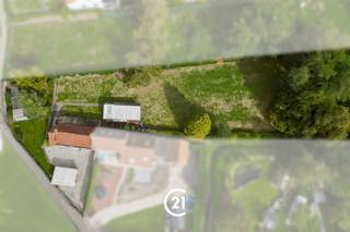 <p>Te renoveren woning op een ruim perceel van 2.220 m²</p><p>Deze te renoveren woning aan de Sint-Rochuswegel in Gavere biedt u de mogelijkheid om een eigendom volledig naar eigen wensen en smaak te vernieuwen.  In de rustige omgeving van Gavere, woont u hier in een groene en aangename setting, terwijl het centrum en de nodige dagelijkse voorzieningen vlot bereikbaar zijn.<br />Dit pand is gelegen op een ruim perceel en beschikt bovendien over een afzonderlijke garage.</p><p>De woning omvat een leefruimte, aparte keuken, badkamer en drie slaapkamers. De huidige indeling biedt een goede basis voor een grondige renovatie en laat toe om de woning aan te passen aan uw hedendaagse woonwensen.</p><p>Een interessante opportuniteit voor wie zijn eigen woondroom wil realiseren in een rustige en groene omgeving.<br />Ontdek zelf de mogelijkheden van deze eigendom en laat u verrassen door de ruimte en het potentieel, tijdens de openkijkdag op zaterdag 10/10.<br /> </p>