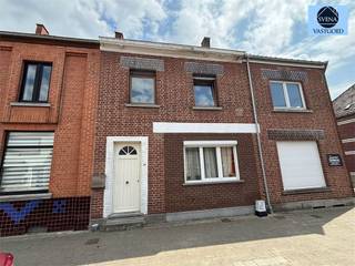 WONING MET 5 SLAAPKAMERS EN STADSTUINTJE.Richtprijs : 225.000 euroToffe woning voor jonge mensen.Op de benedenverdieping : inkomhal, living, eetkamer...