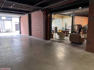 professioneel MAGAZIJN van 100m², hoge automatische sectionaalpoort, polybeton, water, elektriciteit, sanitair blok, camerabewaking.  Zeer centraal gelegen nabij alle autostrades en centrum - Antwerpen : NIEUW !!!