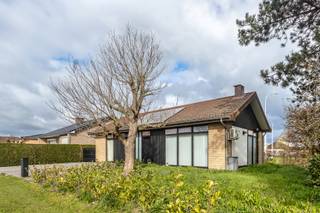 Centraal gelegen op de Hasseltsesteenweg in Herk-de-Stad vinden we deze toffe gelijkvloers woning op een perceel van 877 m². Door de gunstige ligging zijn winkels, scholen, horeca en openbaar vervoer vlakbij.

Via de inkomhal komen we binnen in de ruime en lichtrijke woonkamer met open keuken (45 m²). Dankzij de vele en grote ramen geniet je hier van veel lichtinval en de gashaard zorgt voor gezelligheid. De zwarte, vernieuwde keuken is voorzien van een wasbak, inductiekookplaat, oven, microgolf, afwasmachine en Amerikaanse koelkast. 

De woning telt drie grote slaapkamers (13, 10 en 9 m²). De recente badkamer (5 m²) beschikt over een meubel met dubbele lavabo, een inloopdouche en een toilet. Ook zijn hier de aansluitingen voorzien voor wasmachine en droogkast. In de hal is er een apart gastentoilet voorzien.

In de kelder vinden we de inpandige garage (27 m²) met automatische poort en achteraan de woning is er tevens een carport.

Op het gezellig terras en in de grote, groene tuin is het heerlijk vertoeven. 

De woning telt 14 zonnepanelen, wordt verwarmd via airco’s, gashaard en infraroodpanelen en de ramen zijn van dubbel glas (hout-profielen). Hierdoor heeft de woning een goed EPC met label C. De elektriciteit is conform het AREI tot 2046 en de woning is asbestveilig.

Spreekt deze charmante gelijkvloers woning jullie aan? Contacteer ons voor meer informatie of een bezoek ter plaatse. Wij helpen jullie graag verder!