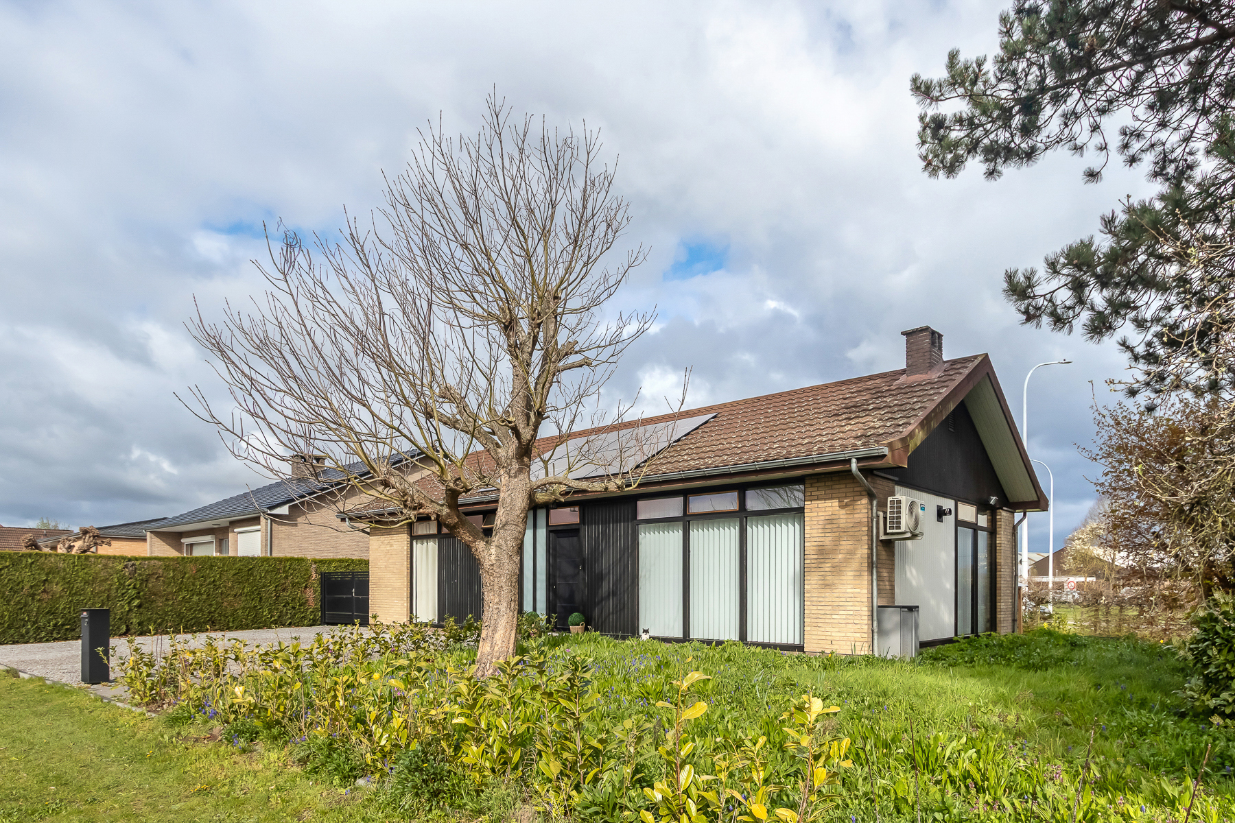 Gerenoveerde en instapklare gelijkvloers woning met 3 slaapkamers en garage - foto 2