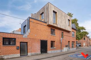 <p>Are you looking for a comfortable student studio in a prime location, or do you want to invest in real estate with security?</p>
<p>This move-in-ready studio of approx. 40 m² meets all modern standards and is immediately available. The building was completely renovated in 2020, ensuring an asbestos-safe environment, a compliant electrical inspection, and a favorable EPC label B.</p>
<p>The studio features a bright living area with sleeping corner, an open and fully equipped kitchen (hob, refrigerator, combi oven, and dishwasher), a bathroom with walk-in shower and sink, a separate toilet, and a spacious storage room with washing machine connection. From the living area, you step directly onto the private terrace, where you can relax in peace.</p>
<p>In addition to your own studio, you also benefit from the shared kitchen and communal living space in the building. Thanks to its central location near Leuven station and the smooth connection to the city center, this is a particularly attractive spot for students and investors.<br /><br />Would you like more information or an appointment on site? Don’t hesitate to contact BVM Vastgoed at +32 16 23 21 45 or via info@bvm-vastgoed.be.</p>
<p><strong>Assets:</strong></p>
<ul>
<li>
<p>Central location near Leuven Station</p>
</li>
<li>
<p>Completely renovated in 2020</p>
</li>
<li>
<p>EPC label B, asbestos-safe, and compliant electricity</p>
</li>
<li>
<p>Private terrace and spacious storage room</p>
</li>
</ul>
<p></p>