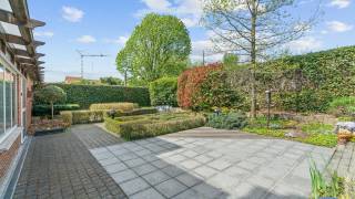 Immo3000 heeft een mooie woning te koop in StJorisWinge : instapklaar, tuin met mooie terrassen en vrijstaande grote garage en grote parking,...