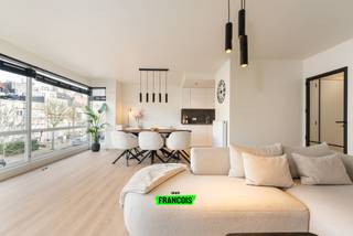 Dit prachtig gerenoveerde appartement is gelegen op de eerste verdieping van een kleinschalige residentie en combineert comfort en een...