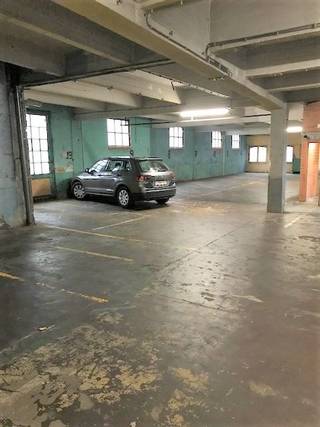 Centrale ligging in Antwerpen. De overdekte garage is uitgerust met een elektrische sectionale poort. Afstandsbediening voor de poort beschikbaar na betaling van een waarborg. <br /> 