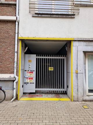 Ligging: Gelegen tussen het museum van Schone Kunsten en de vernieuwde kaaien, in het bruisende hart van Antwerpen. Gezellige terrasjes en...