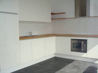 Gerenoveerd appartement (140m² en 3 slpkr) in centrum Lier .  DERDE VERDIEP: Inkomhal, aparte WC, berging, zeer ruime living, ingerichte...