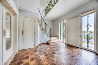 CASALINA Real Estate propose en exclusivité à la vente : Cette magnifique villa dégage un charme intemporel. Elle est située sur un terrain de 1380...